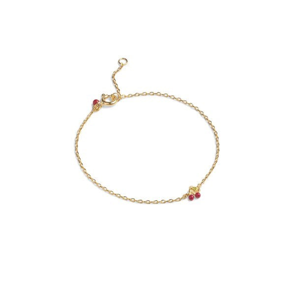 Cherry Red armbånd i 18 karat forgyldt sølv fra Enamel Copenhagen med rød emalje og lysegrøn zirkon.